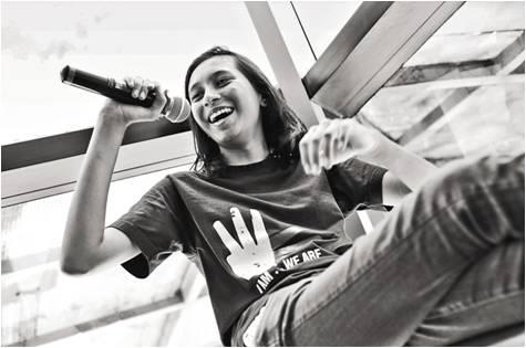 Mumbai Teenager brings school kids and slum children together for a grand concert
